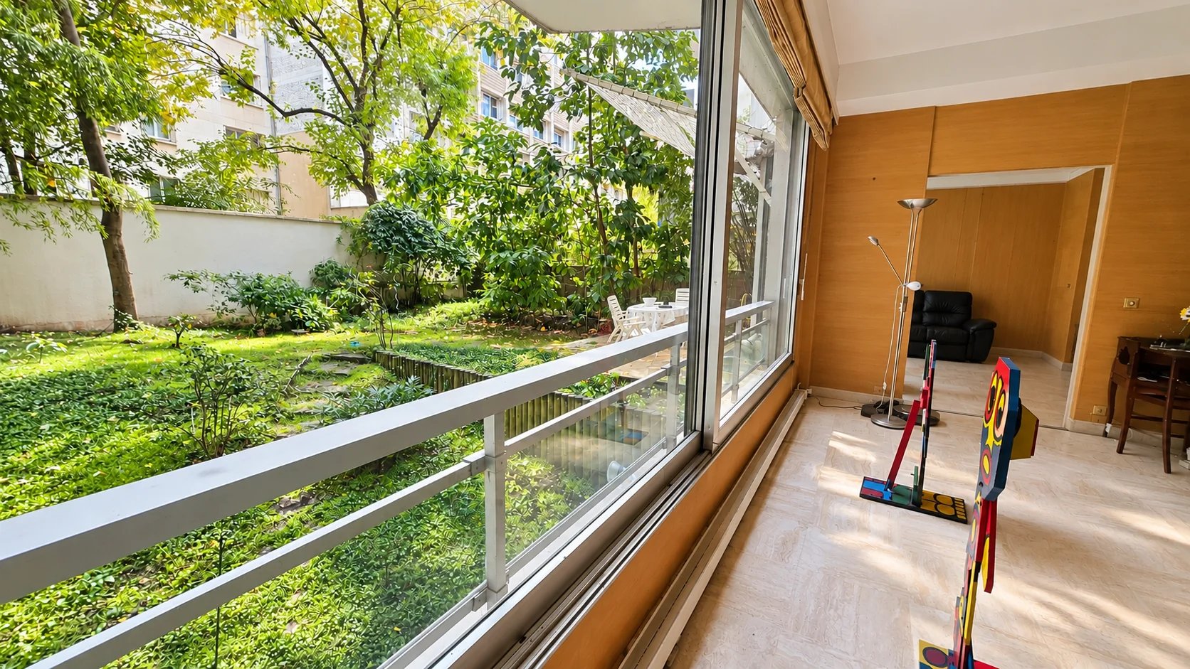 Family apartment in the 16th arrondissement of Paris Interior view of an apartment with a garden in the 16th arrondissement of Paris, natural light and green space.