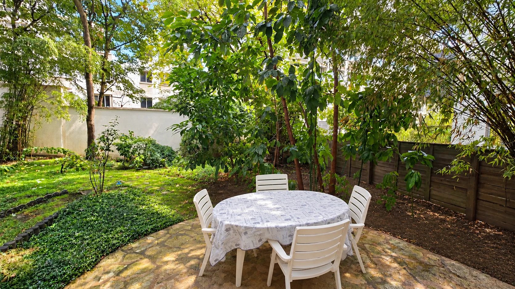 Private garden in Auteuil, Paris 16th arrondissement Private garden of an apartment in Auteuil, Paris 16th, with table and chairs.