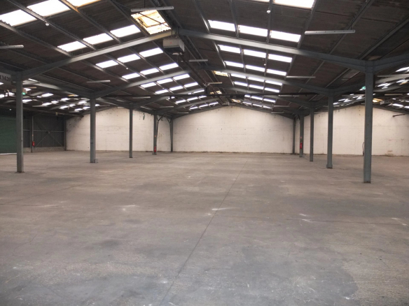 Local d’activités et entrepôt de 1090 m²