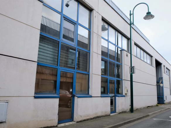 LOCAUX D’ACTIVITES AVEC BUREAUX