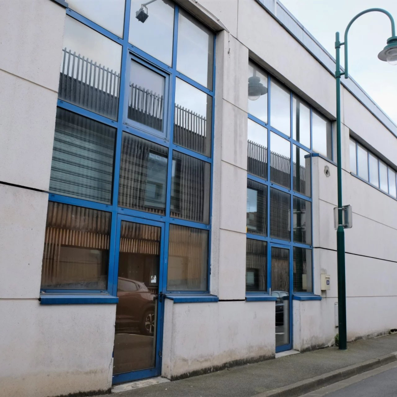 Local d’activités et entrepôt de 1090 m²
