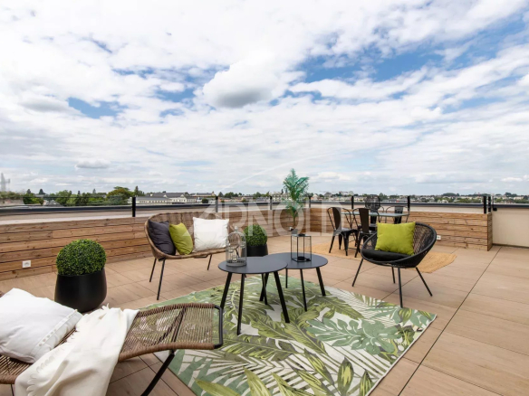 Rare T4 duplex top floor with large terrace