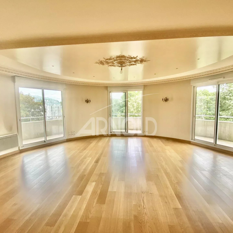 LORGUES – Prestigieuse Villa de 242 m2 : 5 Chambres, Piscine