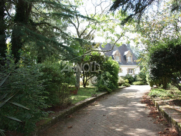 Dans  un  écrin  de  verdure  maison  de  5  chambres  avec  piscine