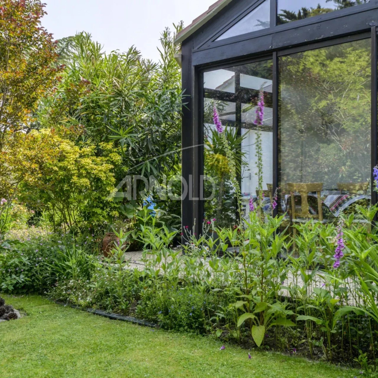Dans  un  écrin  de  verdure  maison  de  5  chambres  avec  piscine