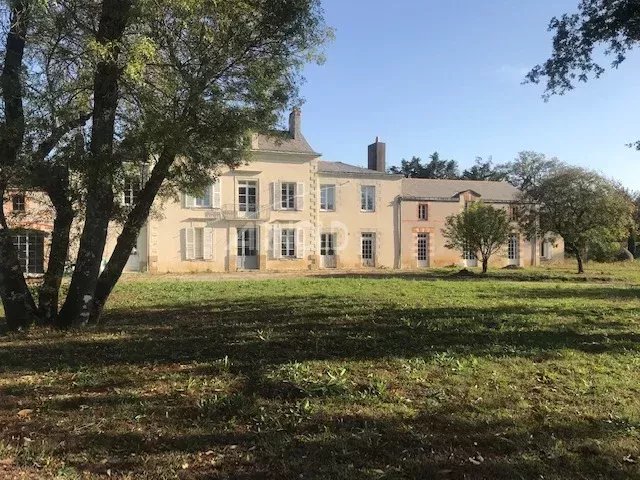 Elégante  Contemporaine  de  2018 : un  Havre  de  Paix  avec  piscine