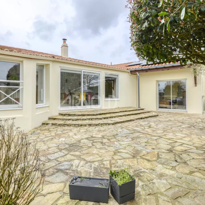 ARCHITECT-DESIGNED VILLA IN PORNIC, NEAR THE SEA