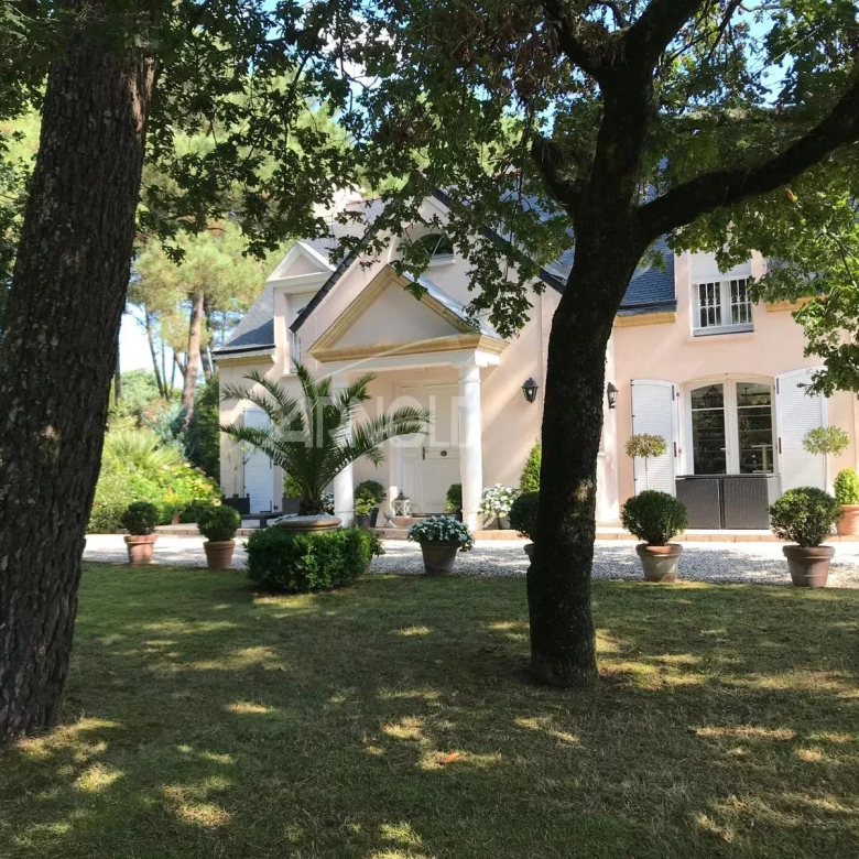 Quiet house with views of the Gulf of Morbihan