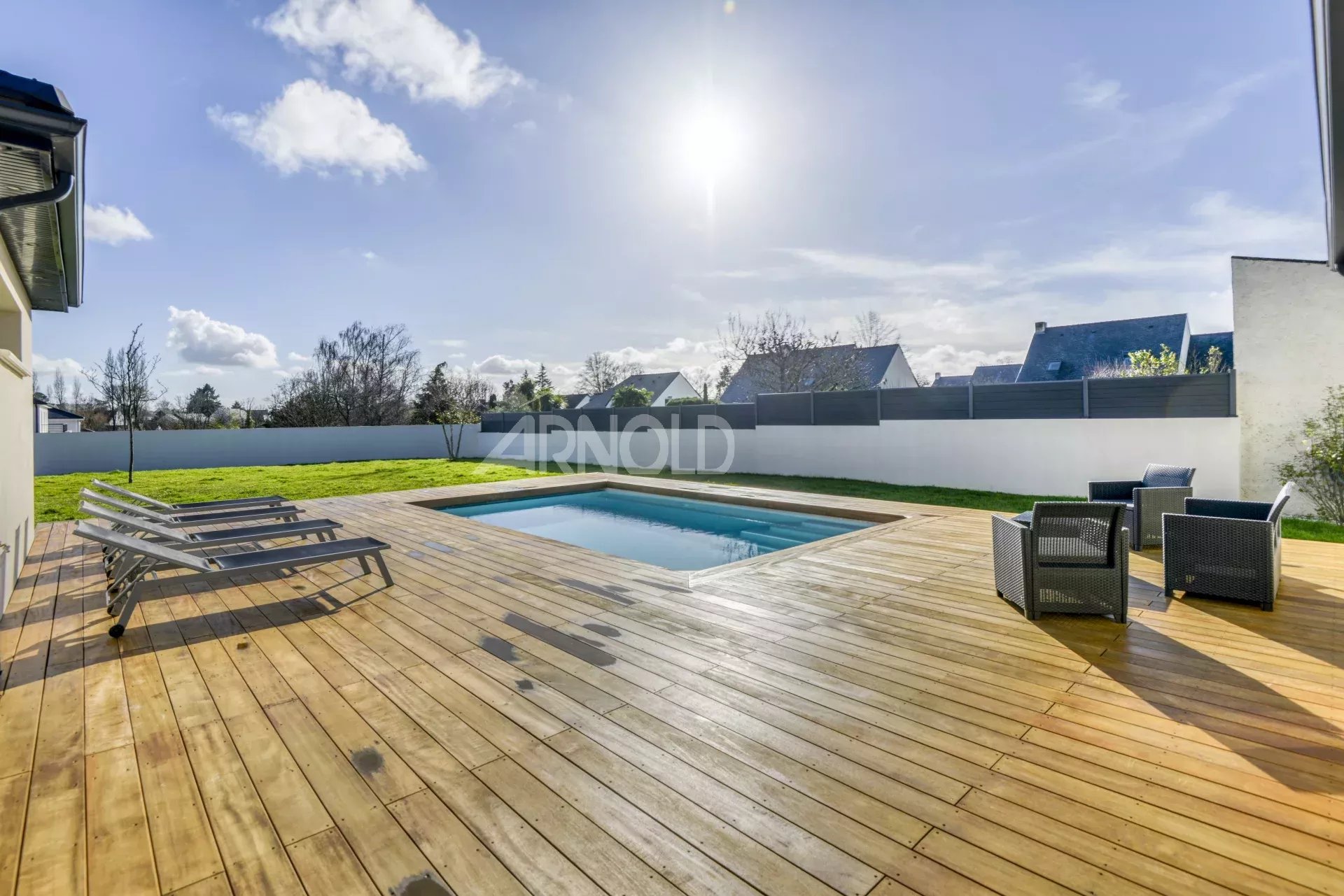 THOUARE – Superb contemporary single-storey house with swimming pool – 5 bedrooms