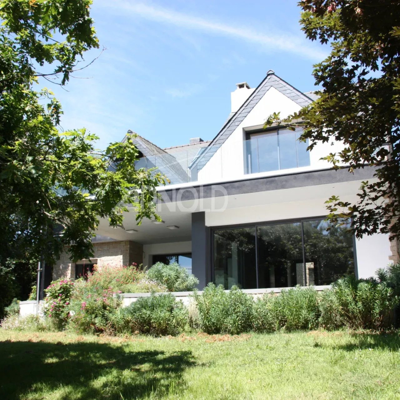 Maison familiale de 263 m2 à 10 mn de l’entrée de Rennes – 10 pièces