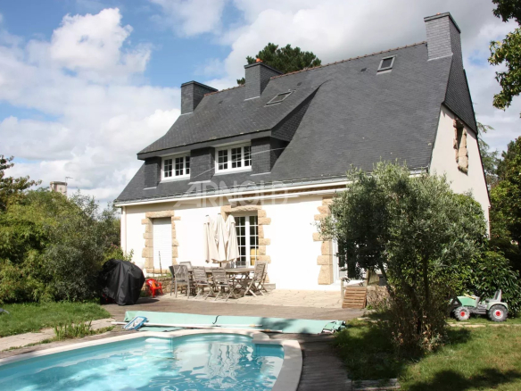 Dans  un  écrin  de  verdure  maison  de  5  chambres  avec  piscine