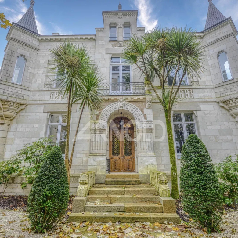 PARIS 9 – Duplex 127m² – Private mansion