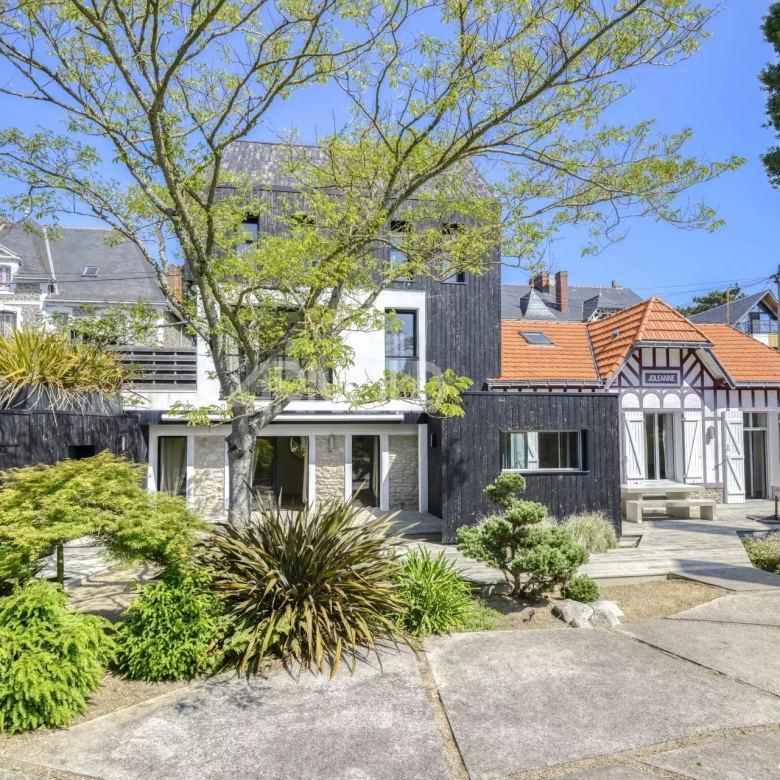 Les Sorinières – Contemporary house with swimming pool