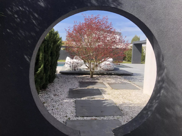 Ecrin  de  Design  et  Nature : contemporaine  avec  piscine