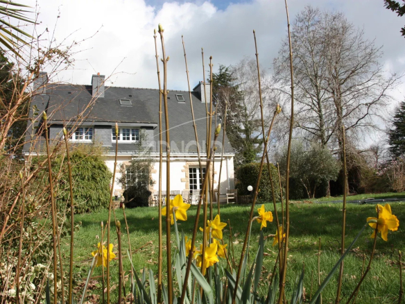 Dans  un  écrin  de  verdure  maison  de  5  chambres  avec  piscine