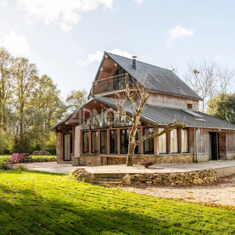 BUILDING FOR SALE 300 M² BOUGUENAIS