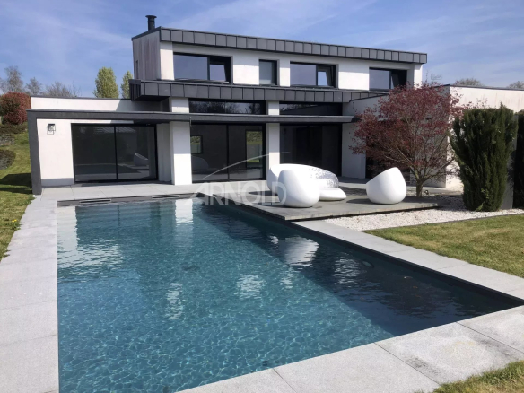 Ecrin  de  Design  et  Nature : contemporaine  avec  piscine