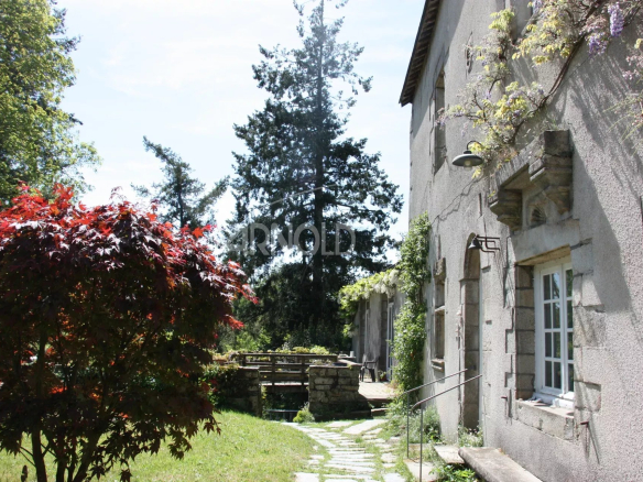 In the heart of Rochefort-en-Terre: A manor house full of character