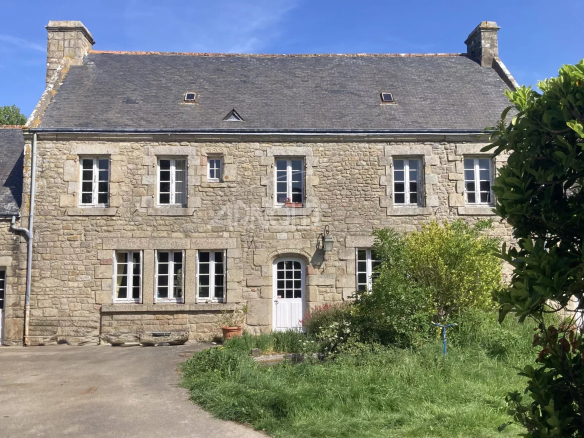 Charming stone property dating from the 17th and 18th centuries.