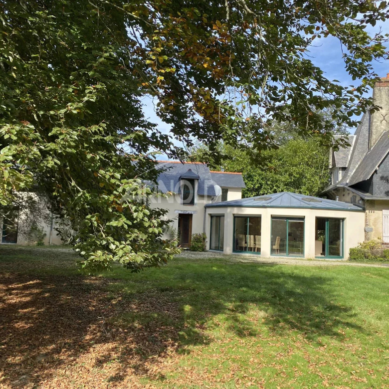 Near Cannes – Modern villa right on the water