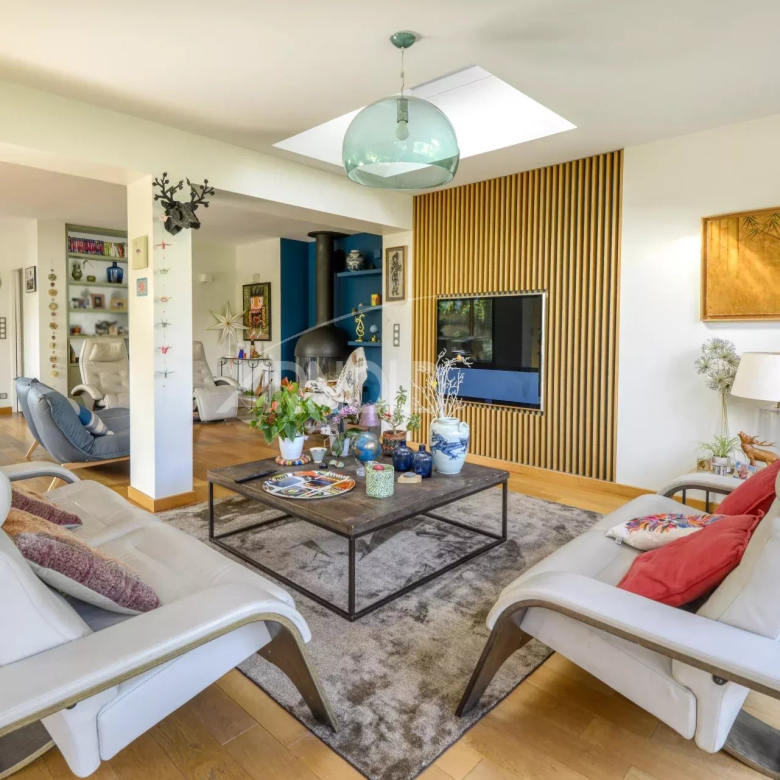 Prestigious property with guest house and facilities