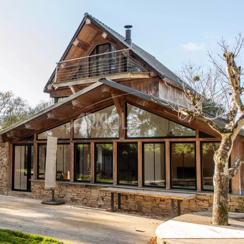 4-bedroom house with swimming pool
