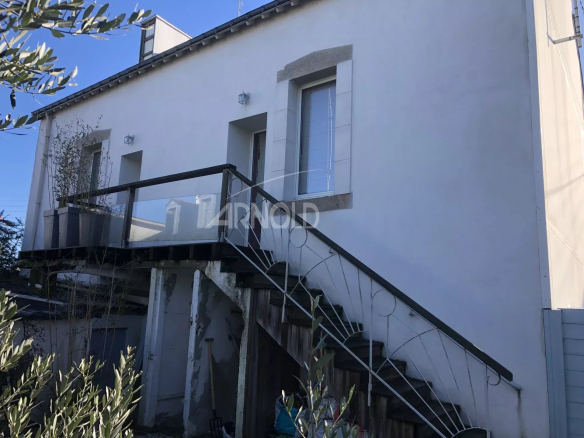 House with commercial walls and apartment