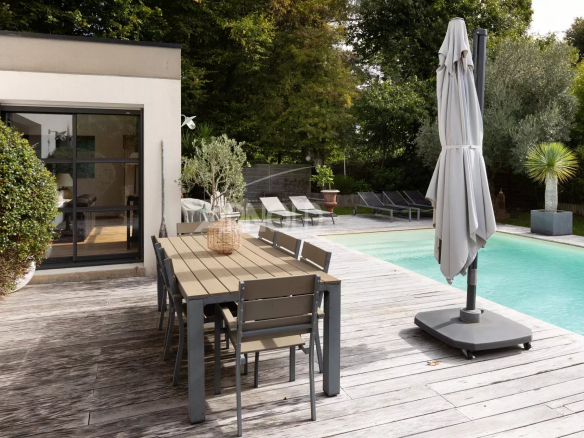 Contemporary house with swimming pool