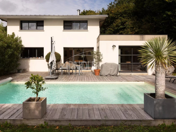 4-bedroom house with swimming pool