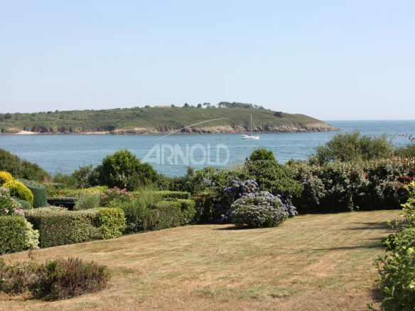 In Port Navalo: Ocean view and beach within walking distance