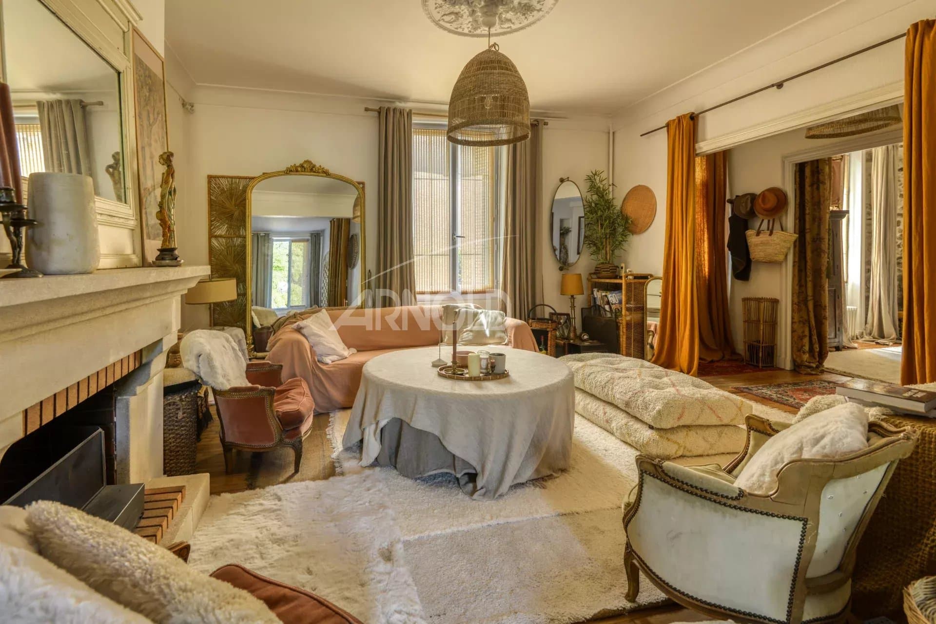 Intérieur d'une maison bourgeoise à Saint-Étienne-de-Montluc avec un salon chaleureux et élégant.