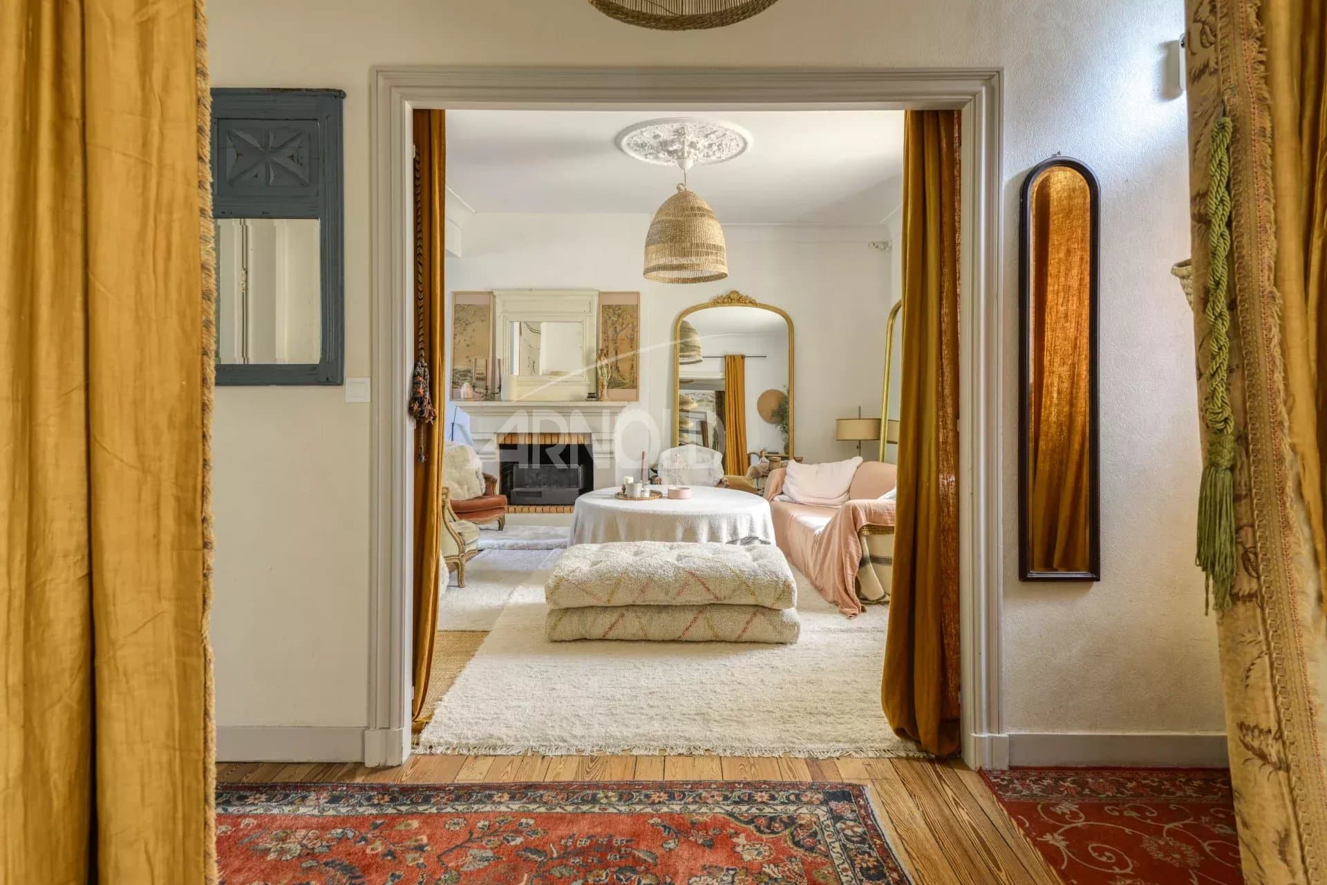 Intérieur d'une maison bourgeoise à Saint-Étienne-de-Montluc, avec un salon chaleureux et élégant.