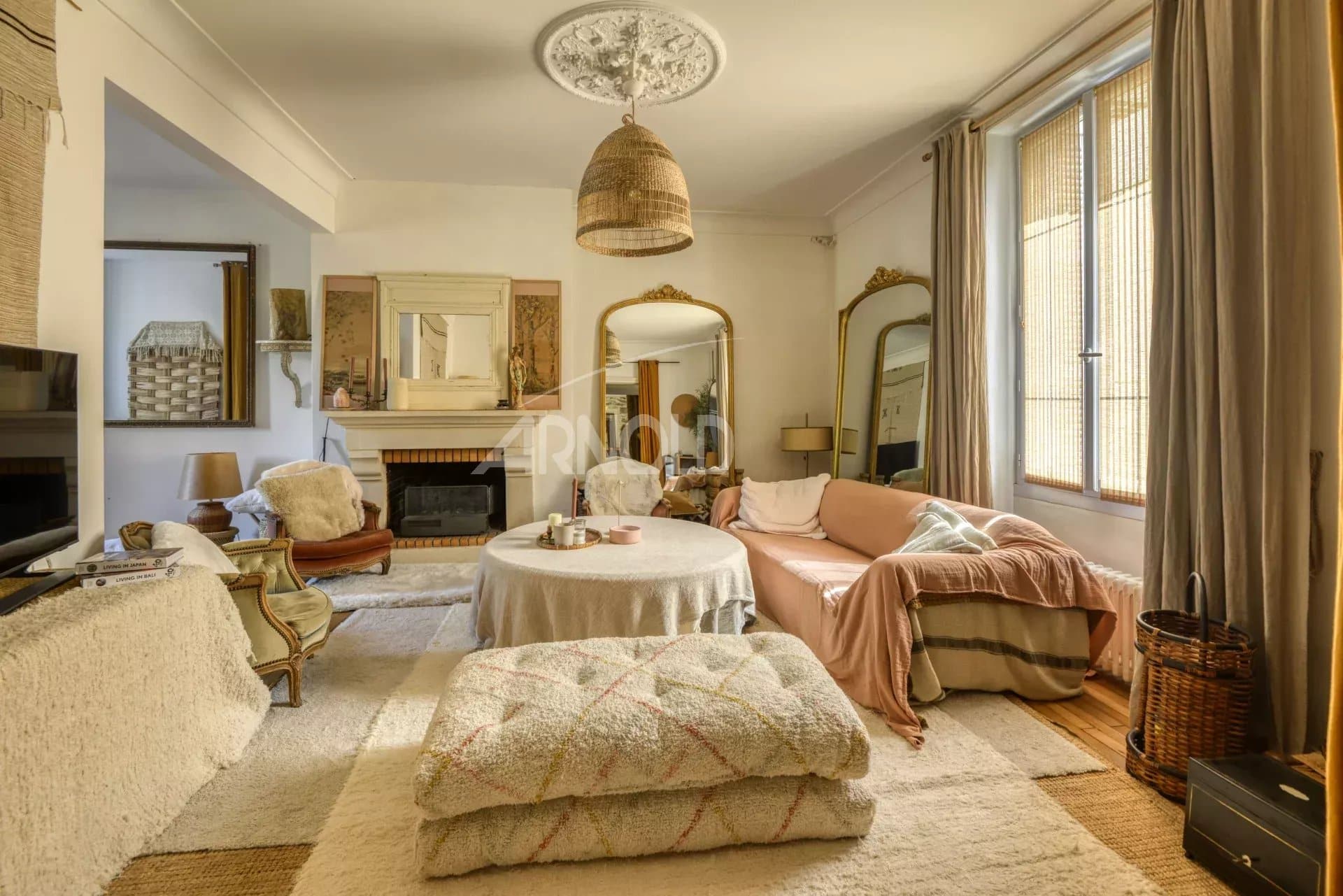 Intérieur d'une maison bourgeoise à Saint-Étienne-de-Montluc, salon spacieux et décoré avec goût.