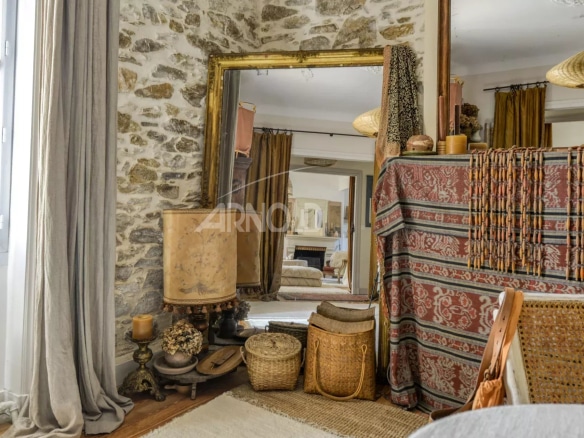 Intérieur d'une maison bourgeoise à Saint-Étienne-de-Montluc, avec des murs en pierre et une décoration chaleureuse.