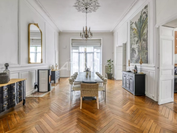 Interior of a private mansion in Ancenis, with a large living room and an elegant dining table.