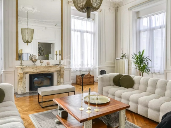 Intérieur d'un hôtel particulier à Ancenis avec un salon élégant et moderne.
