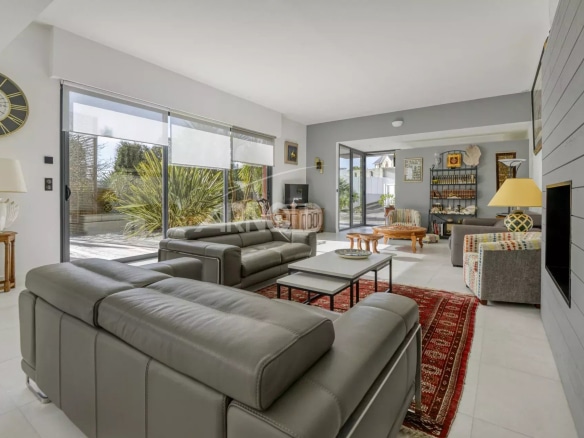 Interior of a contemporary villa in Pornichet with a spacious and modern living room.