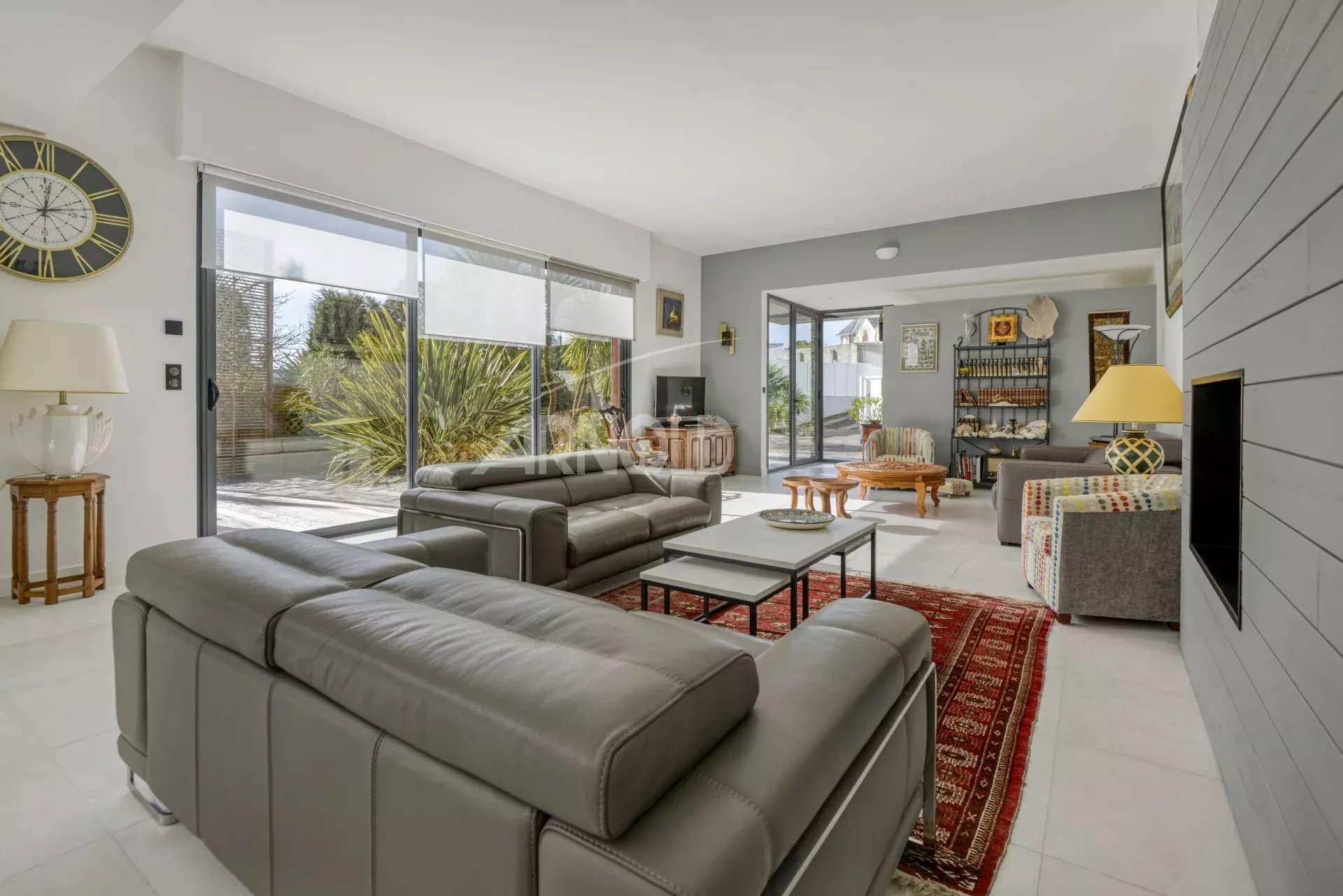 Interior of a contemporary villa in Pornichet with a spacious and modern living room.