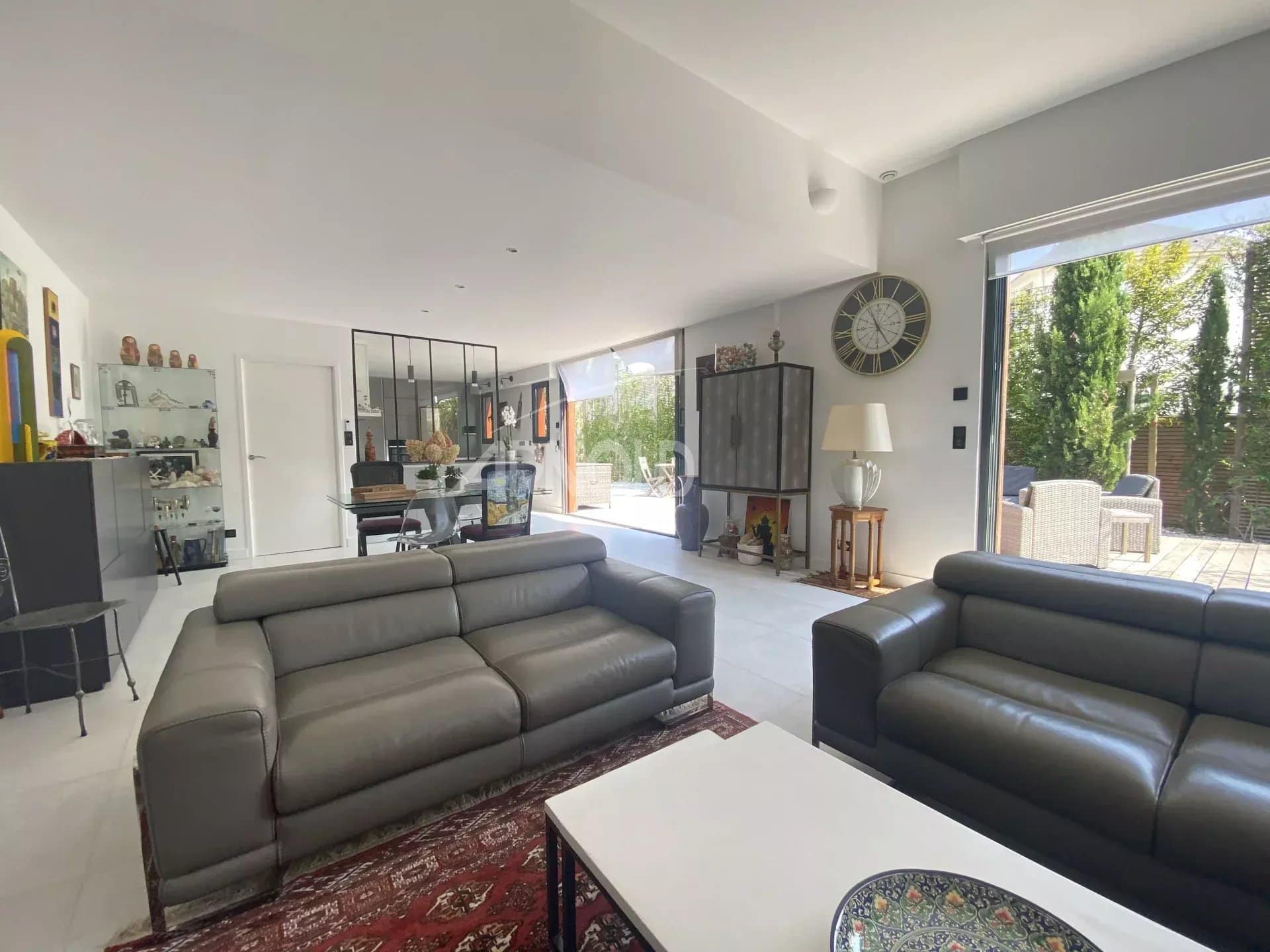 Interior of a contemporary villa in Pornichet, with modern living room and access to the outside.