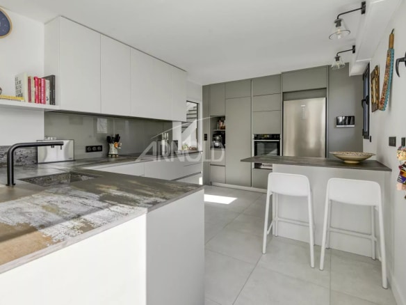Modern and spacious kitchen of a contemporary villa in Pornichet.