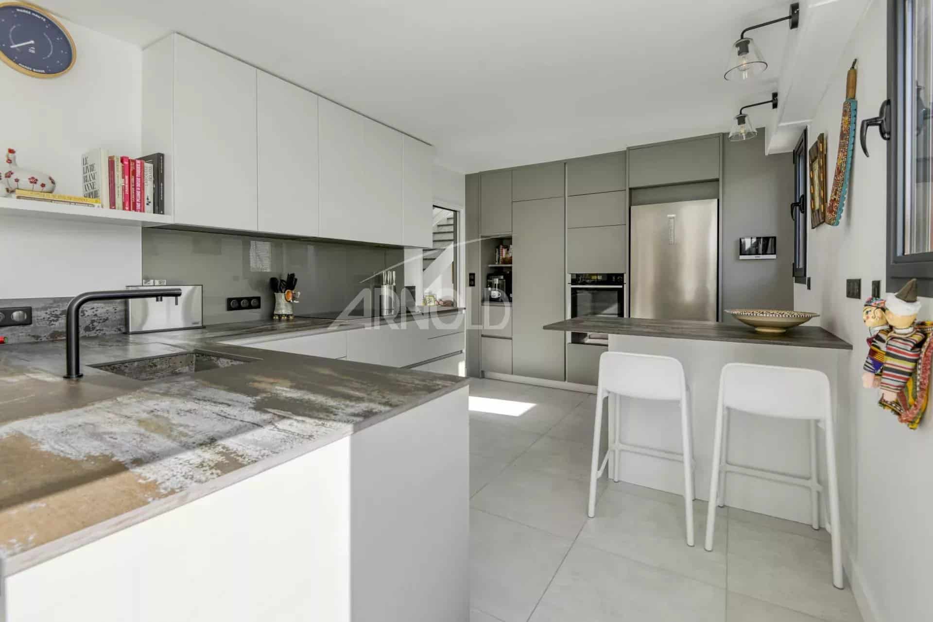 Modern and spacious kitchen of a contemporary villa in Pornichet.