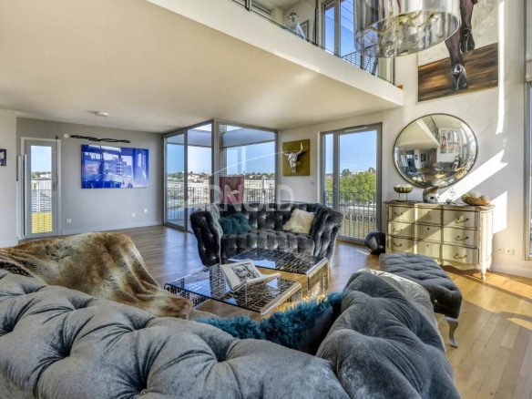 Interior of a luxury duplex overlooking Nantes, large bay windows and elegant decor.
