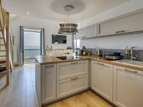 Cuisine moderne d'un appartement en duplex avec vue sur l'océan à Batz-sur-Mer.