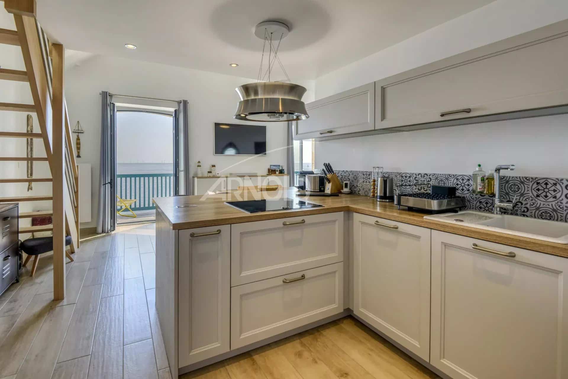 Cuisine moderne d'un appartement en duplex avec vue sur l'océan à Batz-sur-Mer.