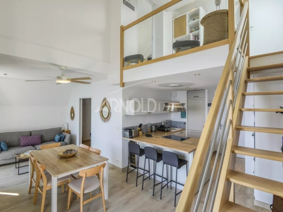 Intérieur d'un appartement en duplex à Batz-sur-Mer avec vue sur la mer, salon et cuisine moderne.