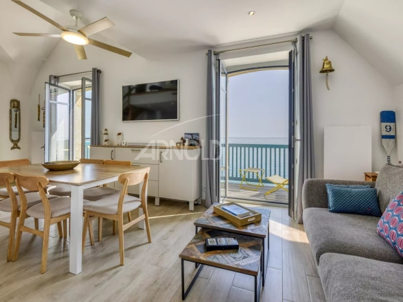 Intérieur d'un appartement avec vue sur la mer à Batz-sur-Mer, comprenant un salon et une terrasse.