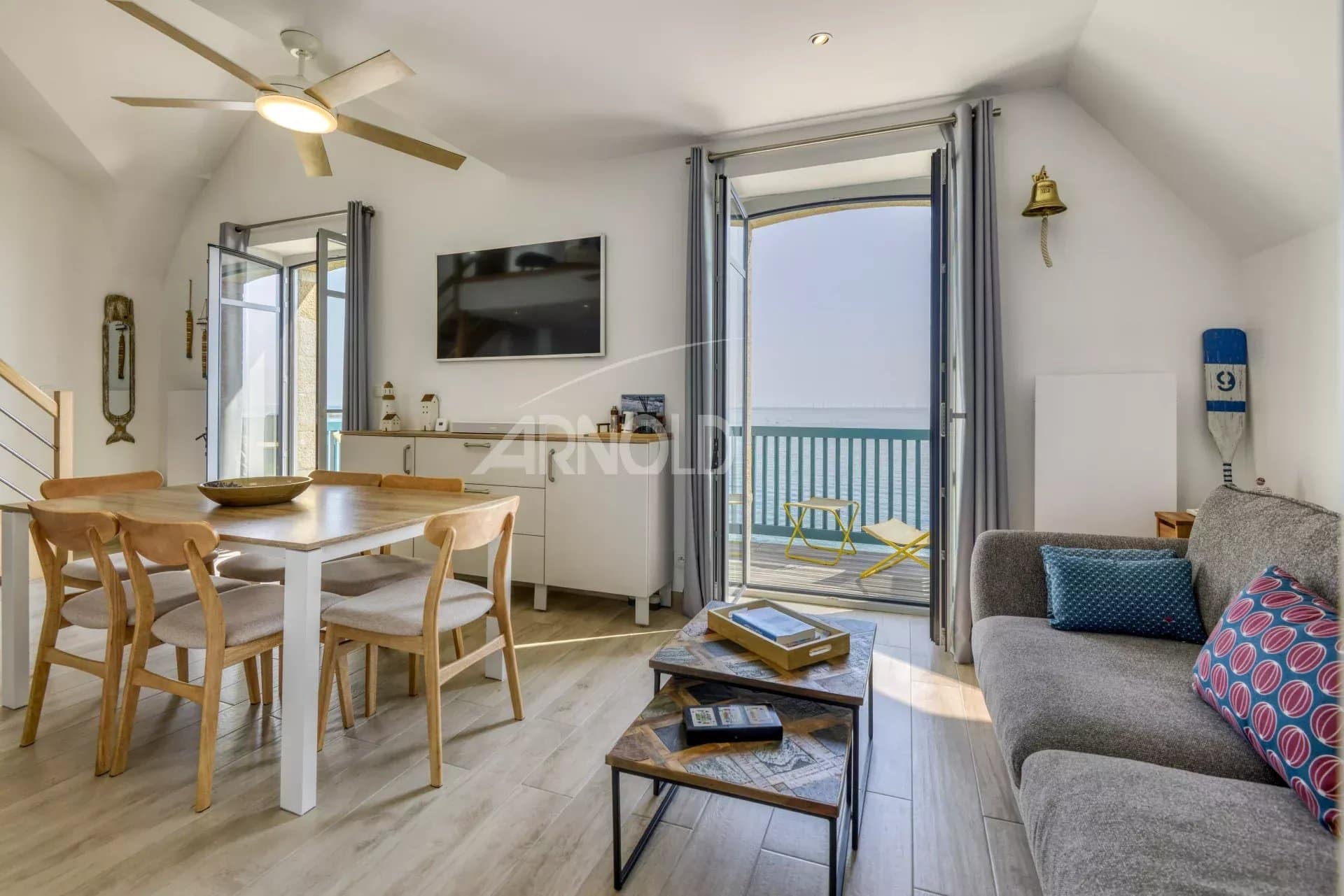 Intérieur d'un appartement avec vue sur la mer à Batz-sur-Mer, comprenant un salon et une terrasse.