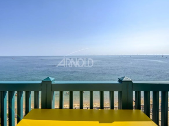 Vue panoramique sur l'océan depuis un balcon avec une rambarde colorée à Batz-sur-Mer.