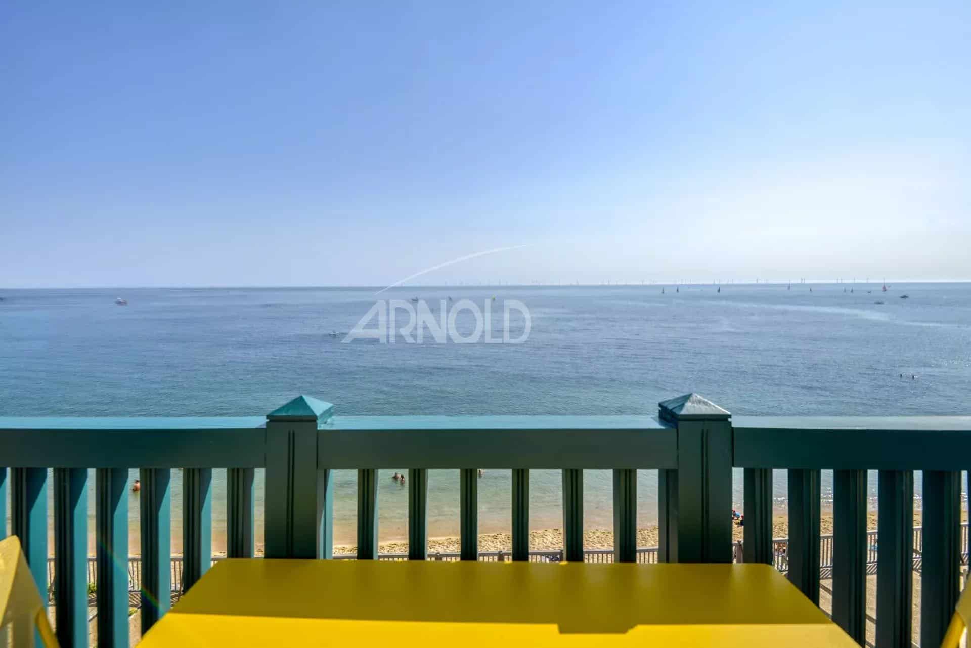 Vue panoramique sur l'océan depuis un balcon avec une rambarde colorée à Batz-sur-Mer.