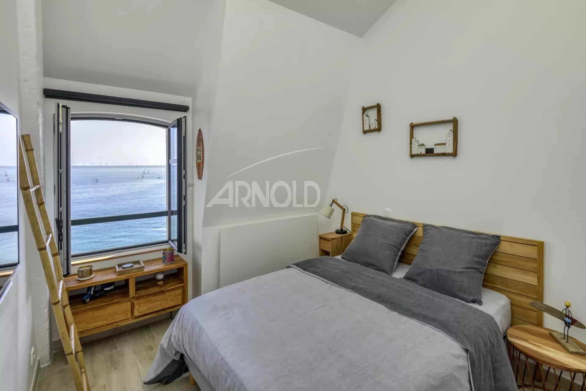 Chambre d'appartement avec vue sur l'océan à Batz-sur-Mer.